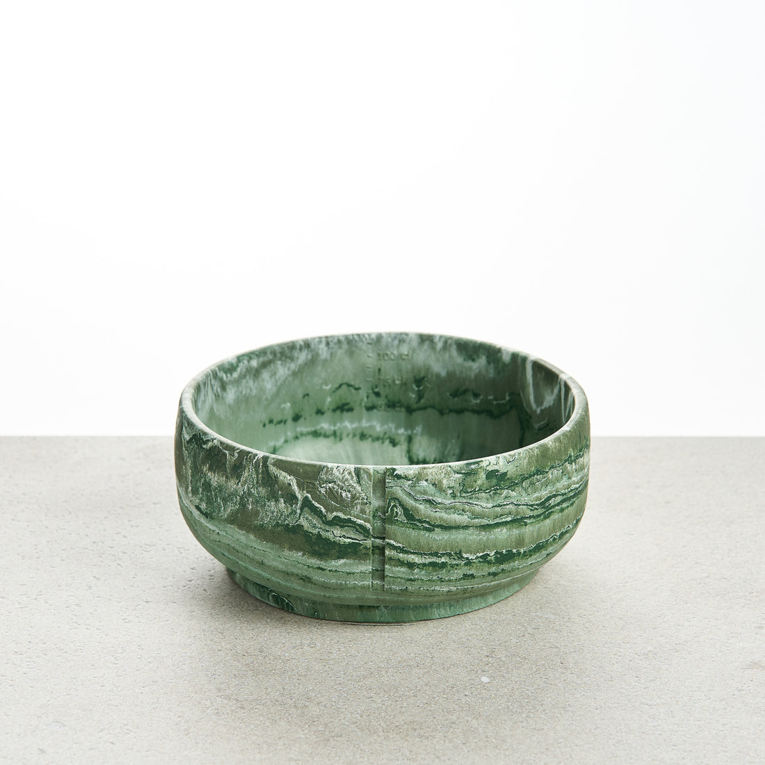 PINO Classic Voerbak Medium in Crocodile Green, gemarmerde afwerking